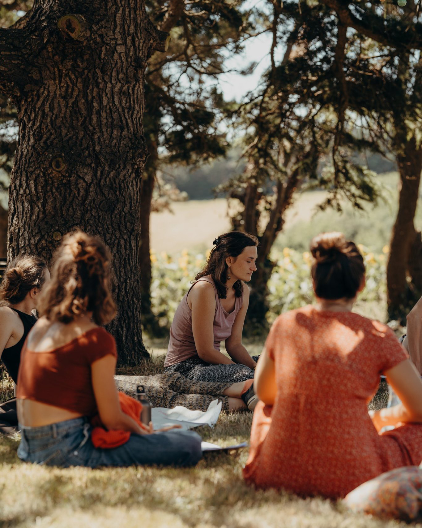 photo formation professionnelle la petite toulouse confiance en soi, groupe de femmes assises sur l'herbe