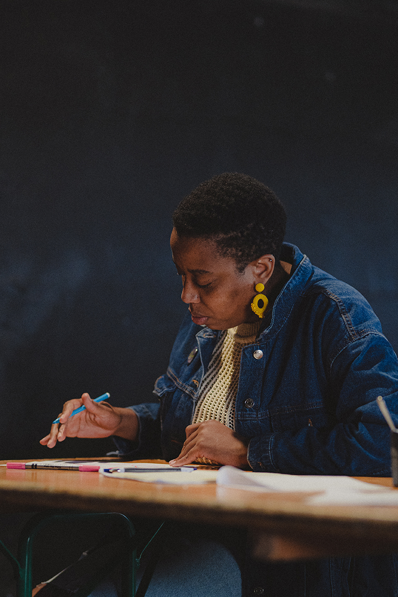 photo bilan de compétences la petite, une femme écrit à un bureau