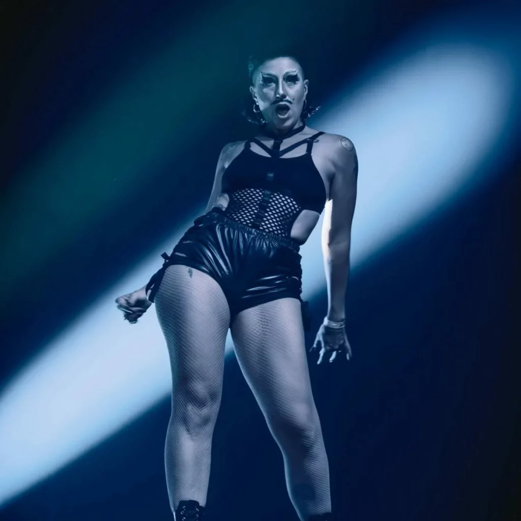 Girls Don't Cry, Show de Drag avec Liv Bellugio