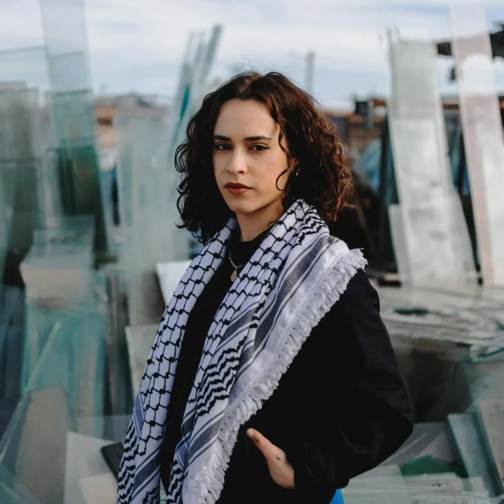 Portait de Leïla Koumiya, une artiste francaise marocaine basée à Marseille. Evenement Girls Don't Cry