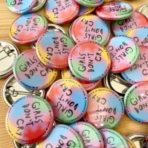 Badge "Girls Don't Cry", media et événements portés par l'association La Petite